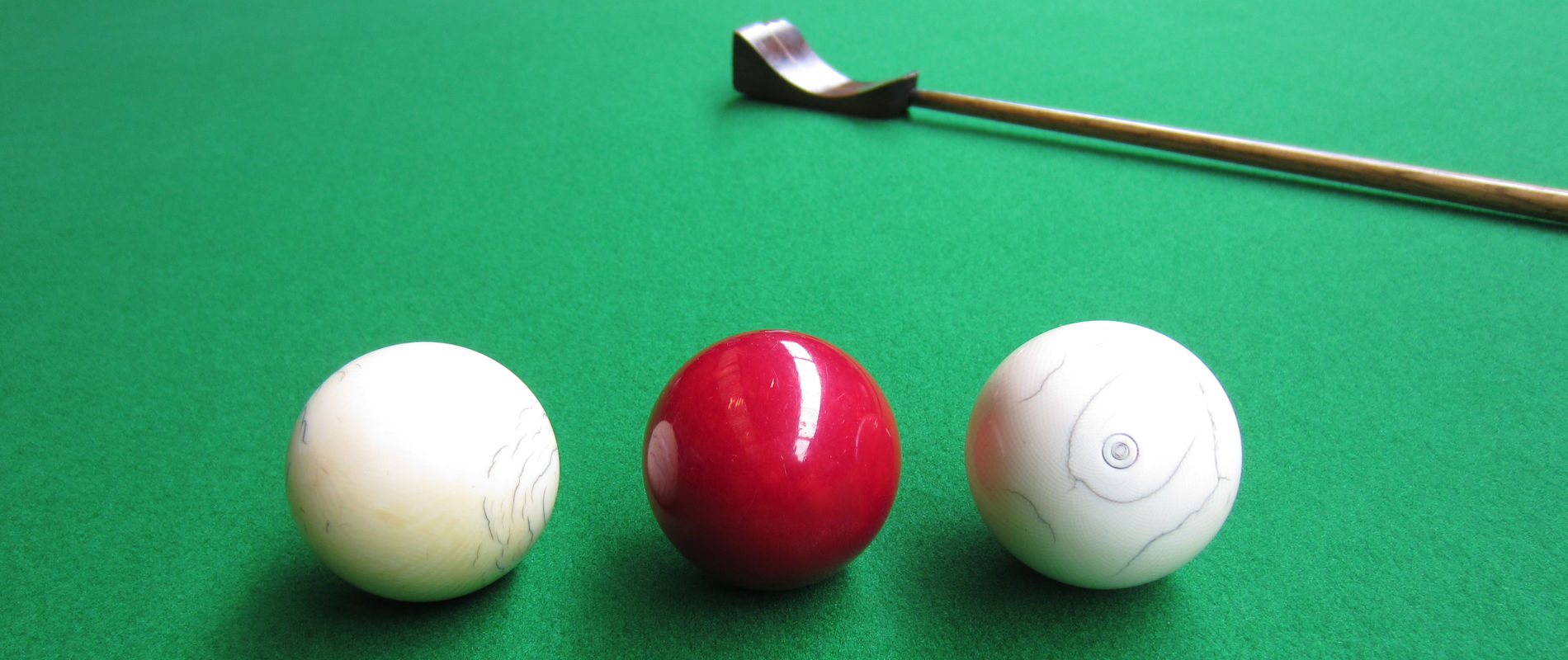 >Circa 1800 >Antique ivory billiard balls, with mace